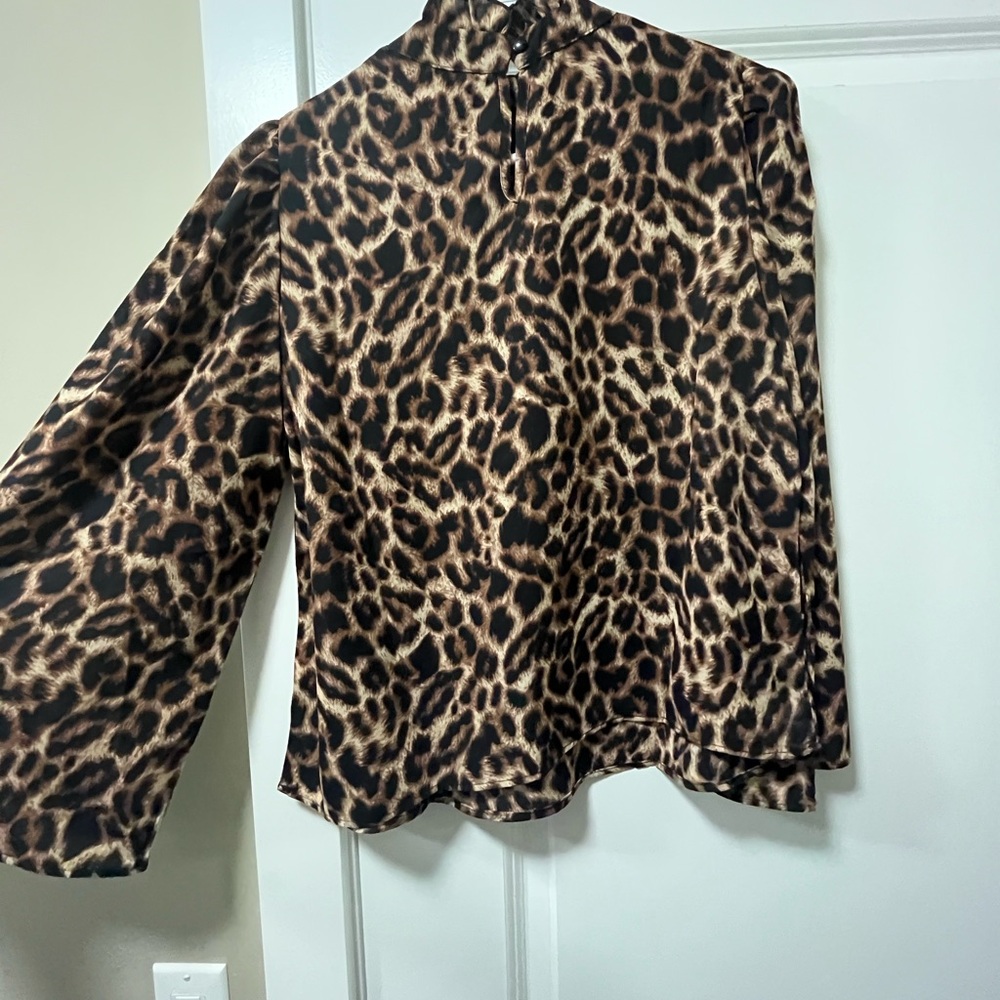 🔥🔥🔥Leopard Print Women's  long sleeve Top/ blouse.  High quality silk like